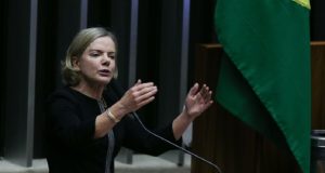 deputada federal Gleisi Hoffmann (PT), de roupa preta, falando em microfone e gesticulando