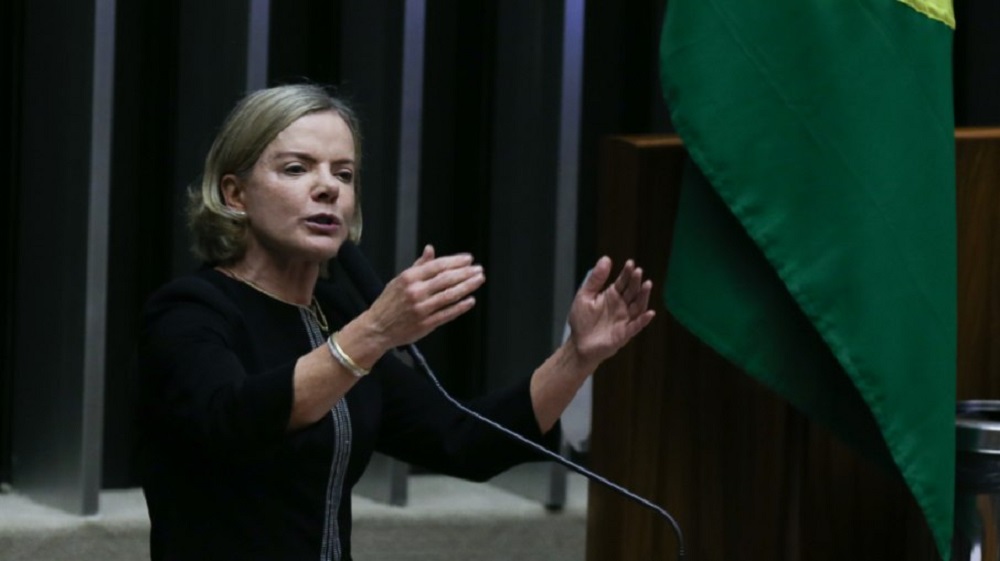 deputada federal Gleisi Hoffmann (PT), de roupa preta, falando em microfone e gesticulando