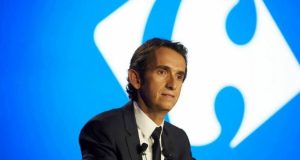 Alexandre Bompard, CEO global do Carrefour, sério, com expressão pensativa
