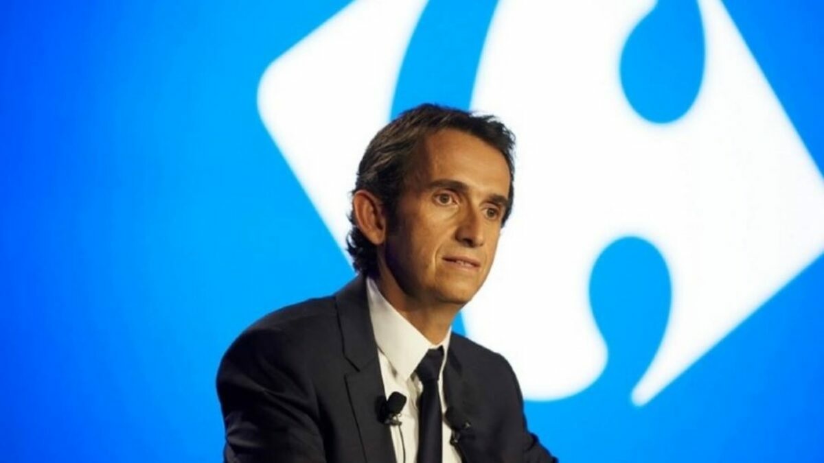 Alexandre Bompard, CEO global do Carrefour, sério, com expressão pensativa