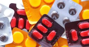 Imagem ilustrativa com diversas cartelas de medicamentos