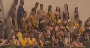 Estudantes gritando, de uniforme azul e amarelo
