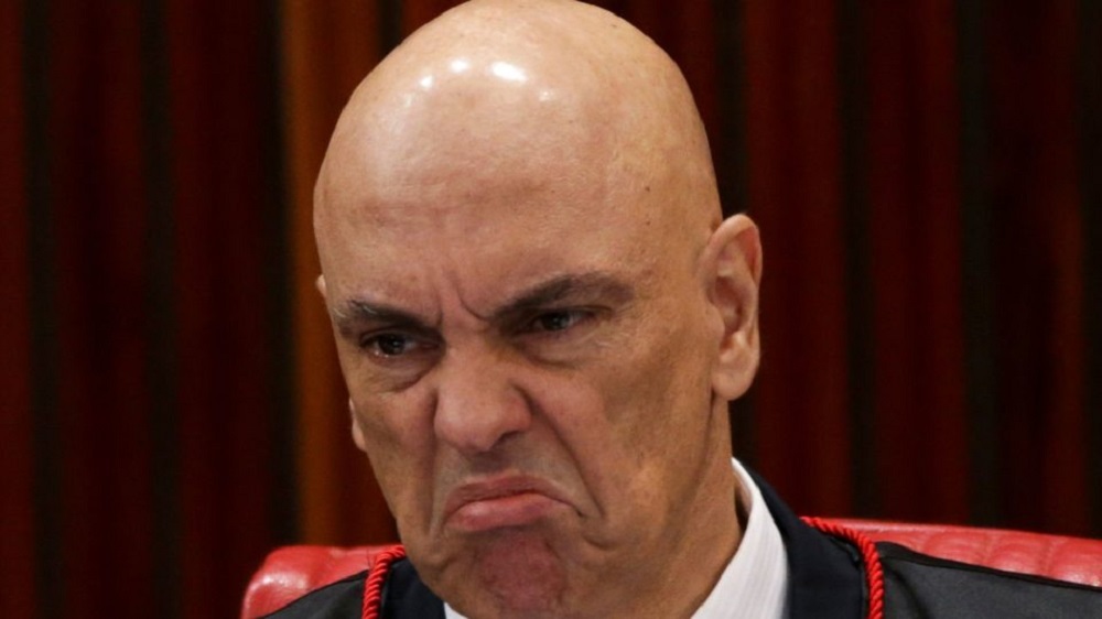 Alexandre de Moraes fazendo careta, sem olhar para a câmera