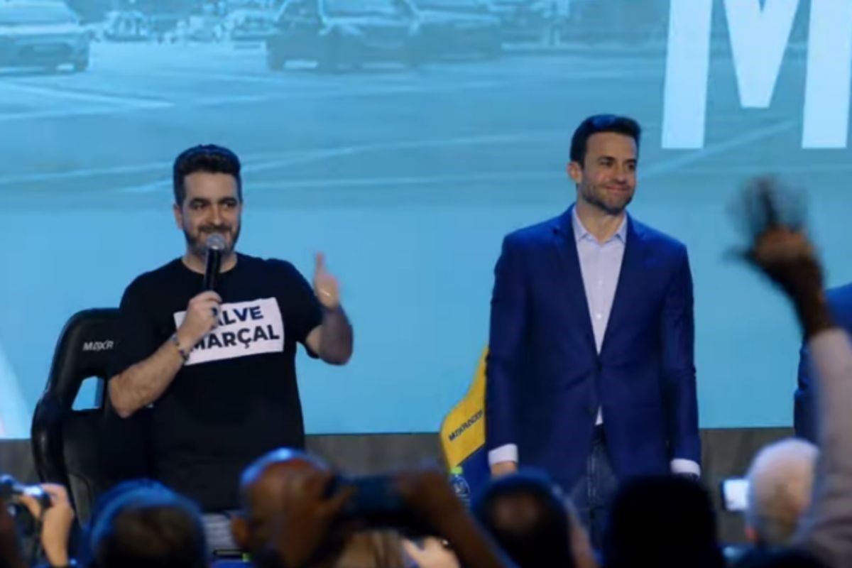 Leonardo Avalanche e Pablo Marçal no palco de evento