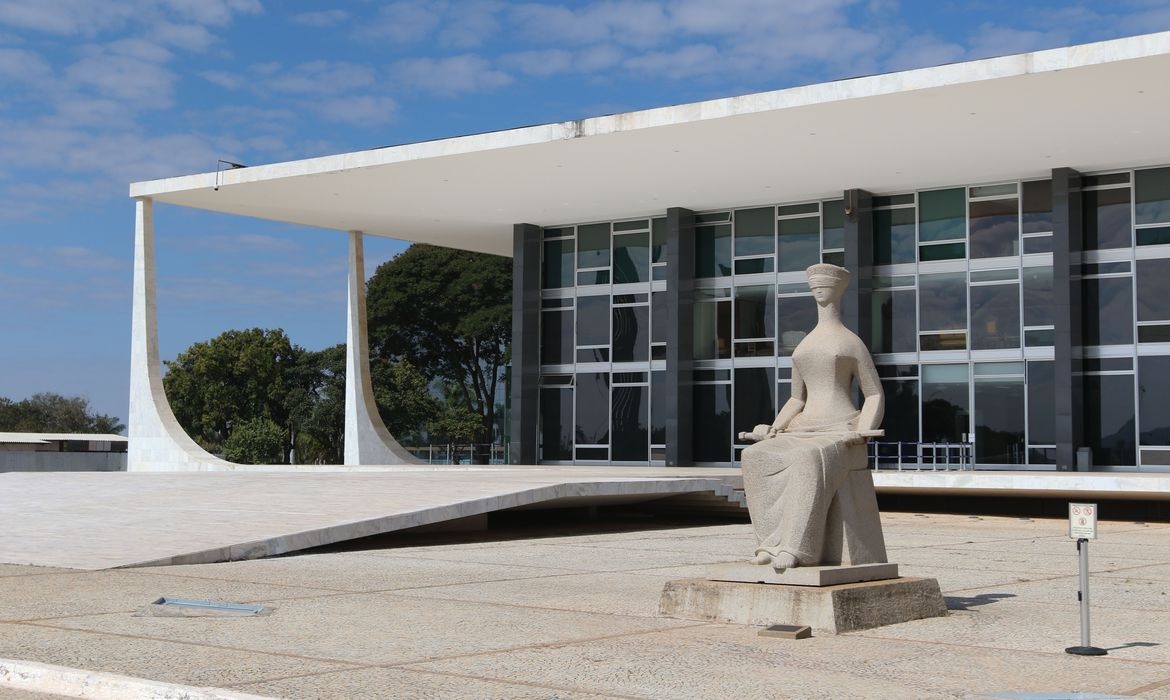 Praça dos Três Poderes, em Brasília, em dia ensolarado