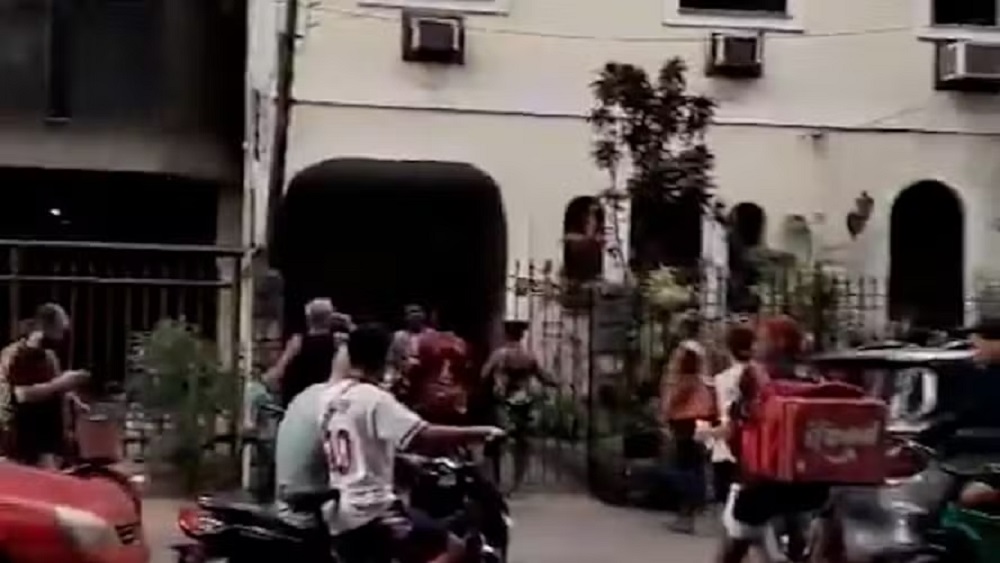 Tumulto em frente a prédio