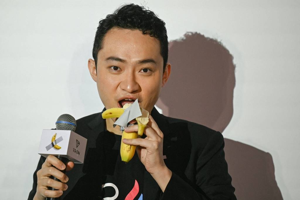 Empresário chinês Justin Sun comendo obra de arte de banana - Peter Parks/AFP