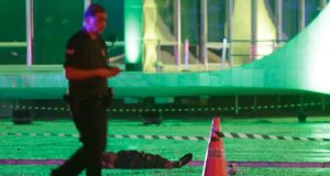 Policial caminhando perto de corpo