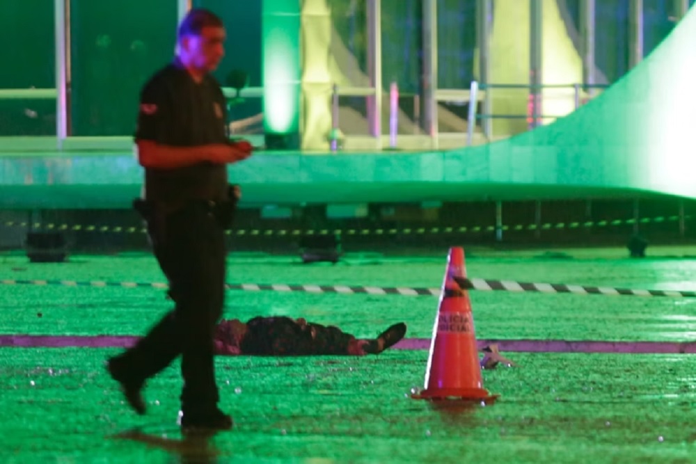 Policial caminhando perto de corpo