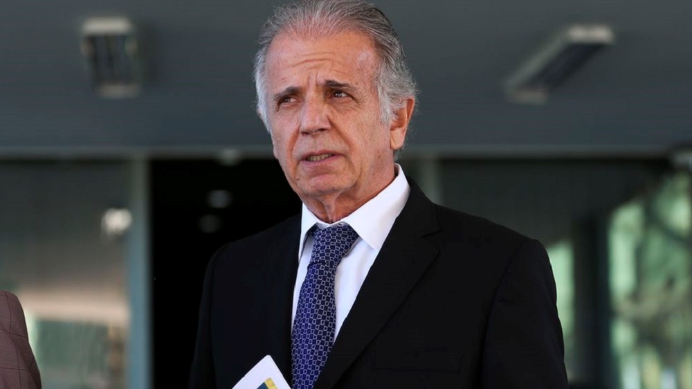 ministro da Defesa, José Mucio, olhando para o lado com expressão pensativa