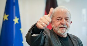 O presidente Luiz Inácio Lula da Silva (PT) sorrindo e fazendo sinal de joia para a câmera