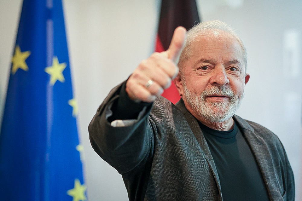 O presidente Luiz Inácio Lula da Silva (PT) sorrindo e fazendo sinal de joia para a câmera