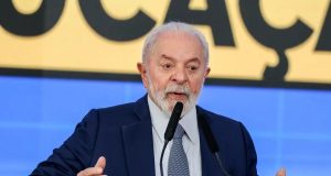presidente Luiz Inácio Lula da Silva (PT) falando em microfone com expressão séria e gesticulando