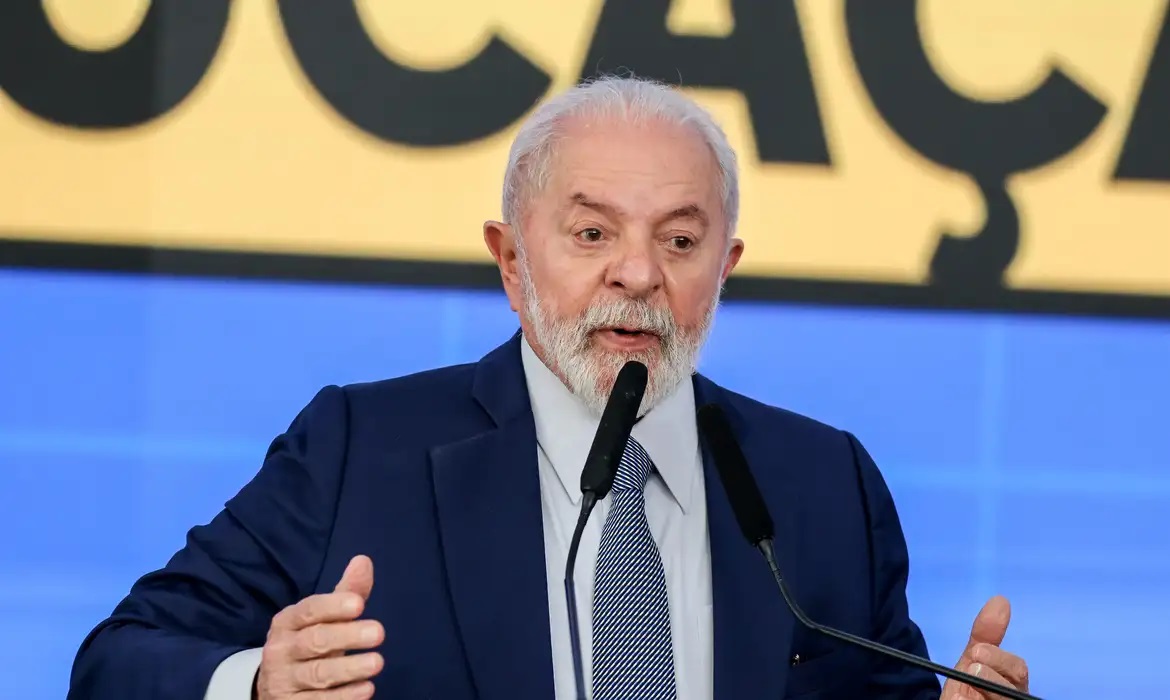 presidente Luiz Inácio Lula da Silva (PT) falando em microfone com expressão séria e gesticulando
