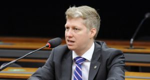 deputado federal Marcel van Hattem (Novo-RS) sentado, falando em microfone, sério, sem olhar para a câmera