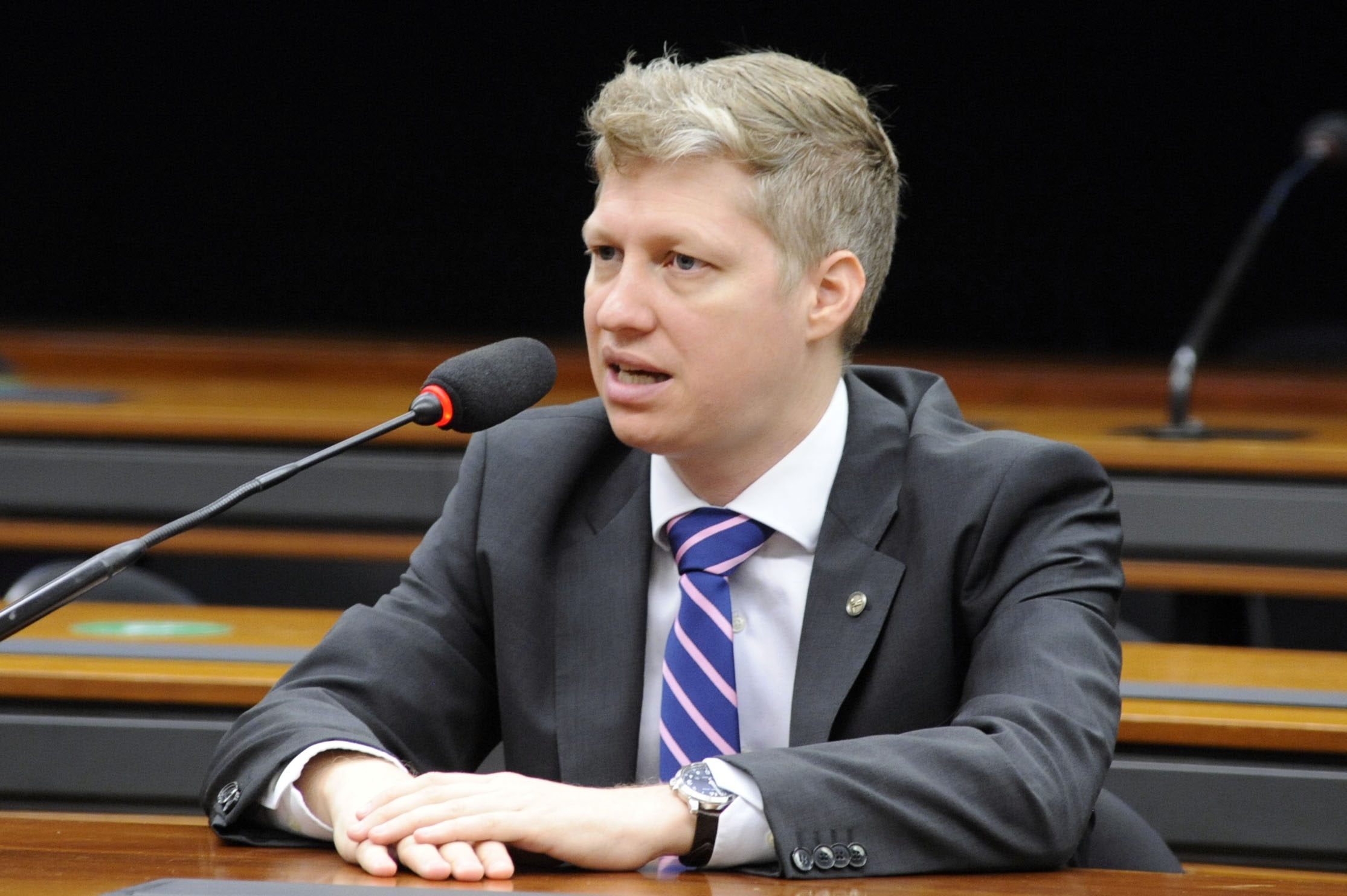 deputado federal Marcel van Hattem (Novo-RS) sentado, falando em microfone, sério, sem olhar para a câmera
