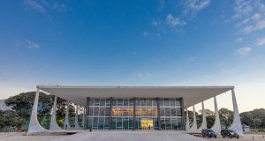 Foto do Supremo Tribunal Federal em dia de céu azul
