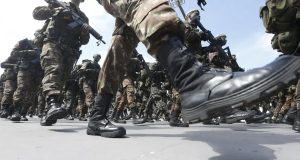 Pernas de militares marchando