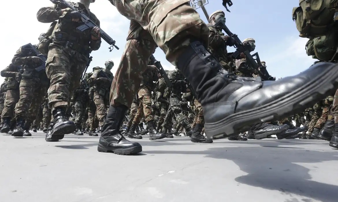 Pernas de militares marchando