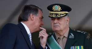 Jair Bolsonaro cochichando com Marco Antônio Freire Gomes