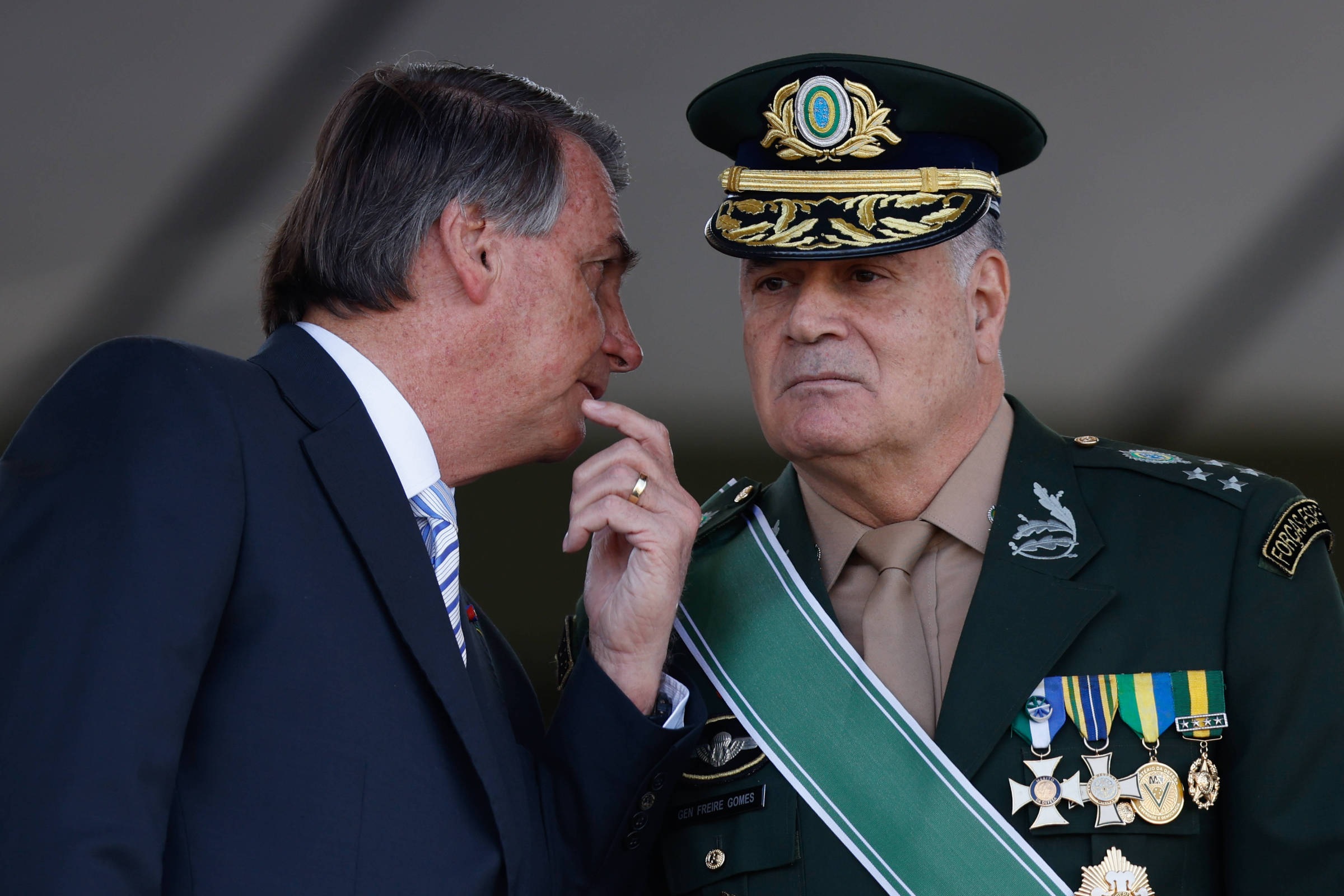 Jair Bolsonaro cochichando com Marco Antônio Freire Gomes