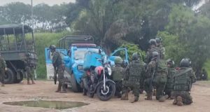 Policiais militares e homens do exército
