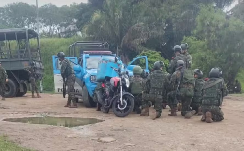 Policiais militares e homens do exército