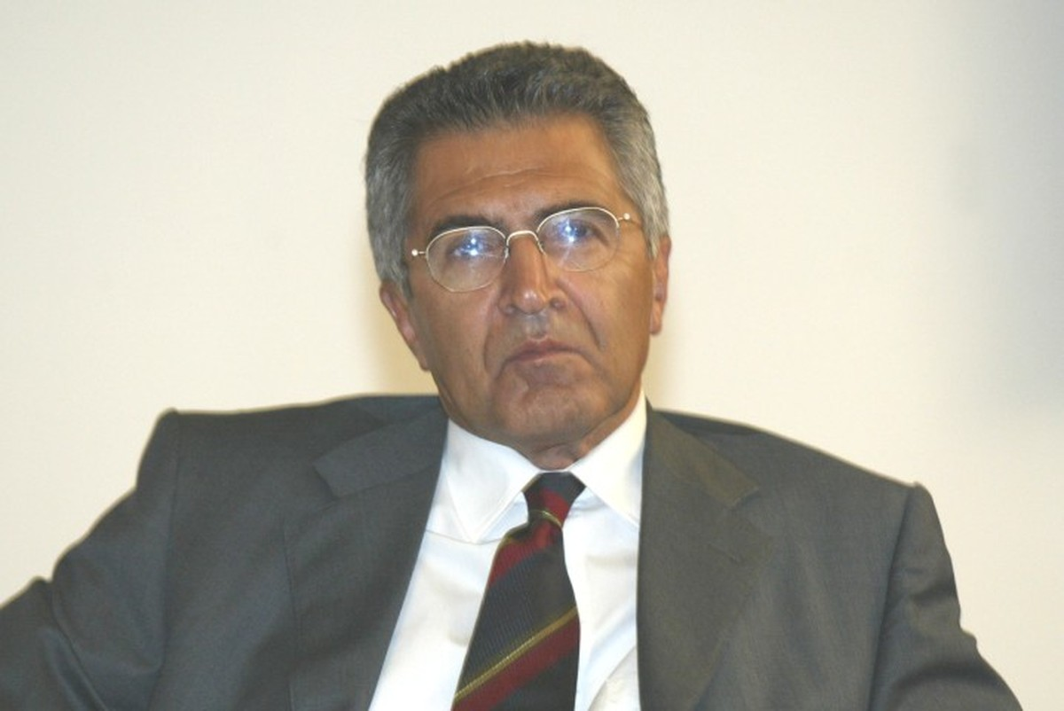Ibrahim Eris, ex-presidente do Banco Central, de óculos e roupa social, olhando pra frente, sério