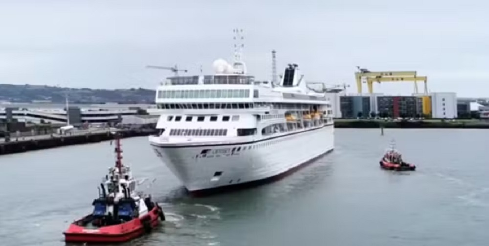 Navio Villa Vie Odyssey no mar em dia nublado