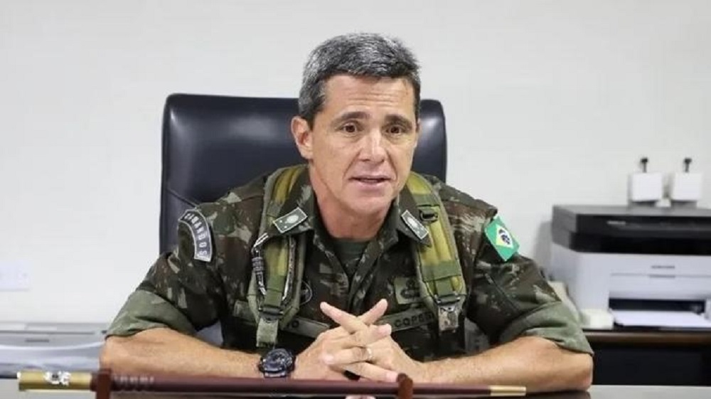 general Mário Fernandes falando, fardado, sentado, sem olhar para a câmera