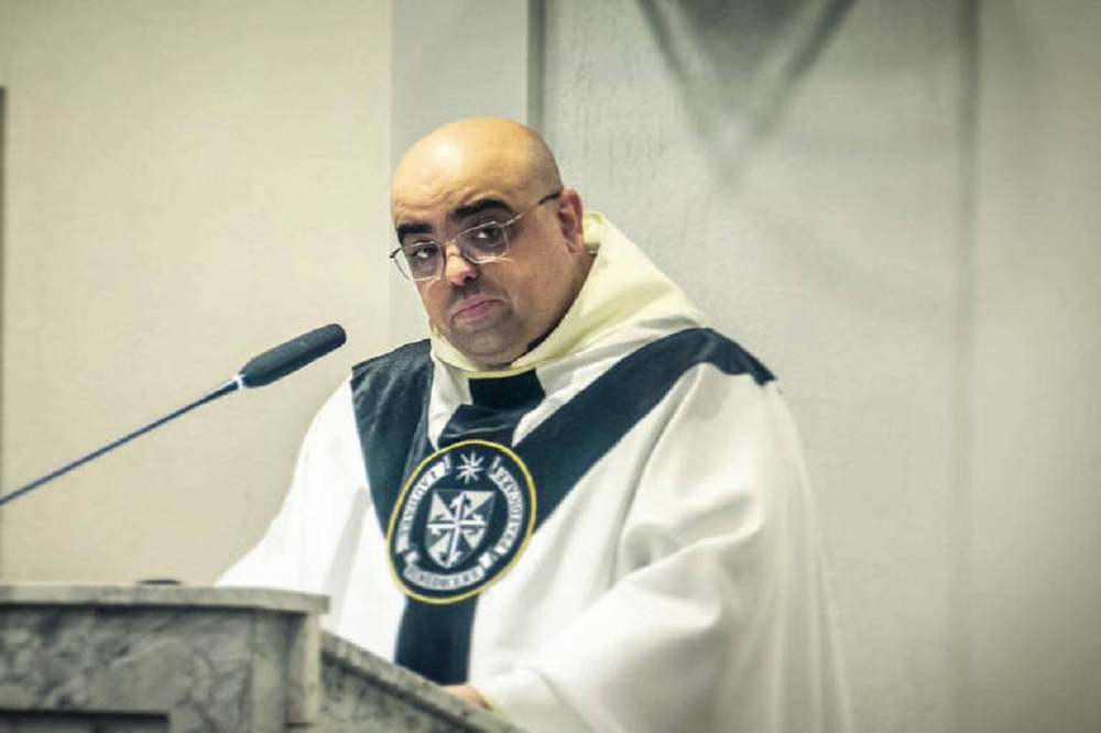 Padre José Eduardo de Oliveira e Silva olhando para o lado com expressão desconfiada