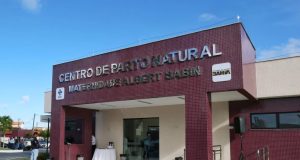 Fachada da Maternidade Estadual Albert Sabin, em Salvador, em dia de céu azul