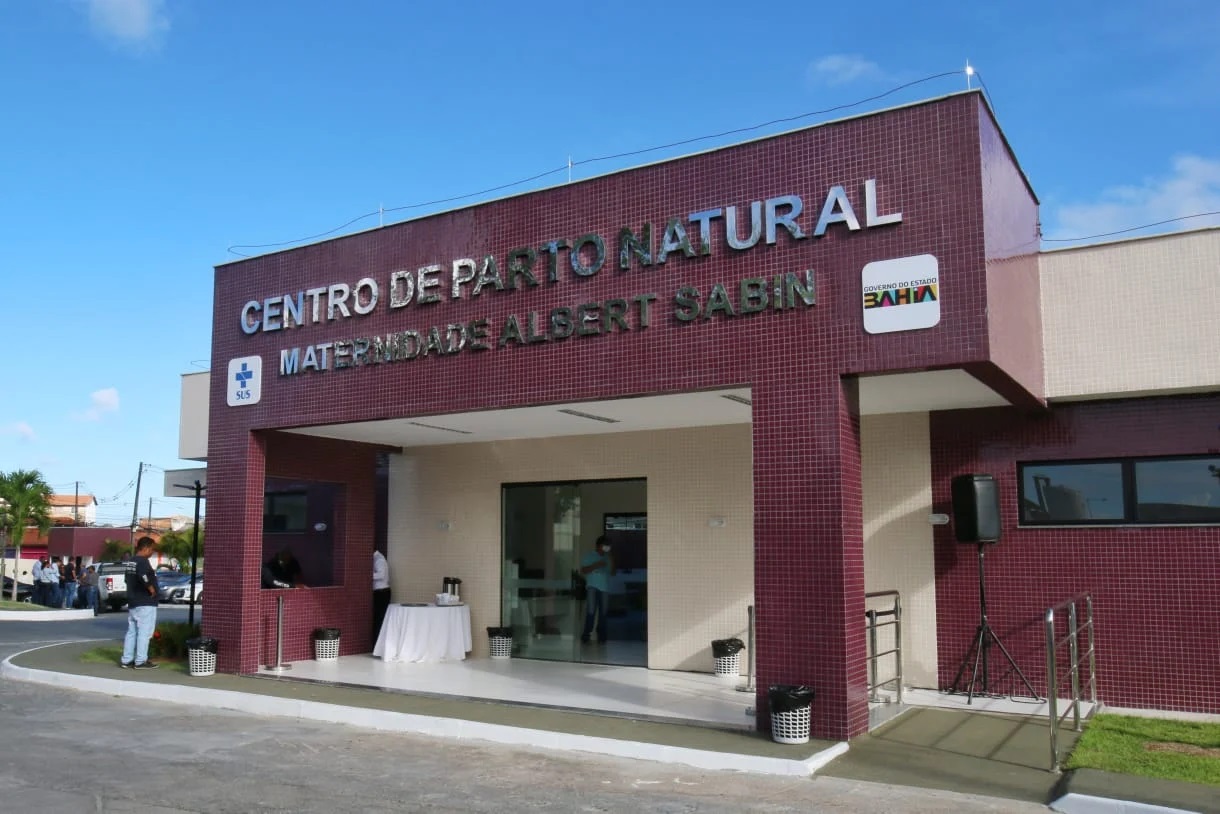Fachada da Maternidade Estadual Albert Sabin, em Salvador, em dia de céu azul