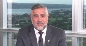 ministro Paulo Pimenta, da Secretaria de Comunicação (Secom) do governo federal falando para a câmera
