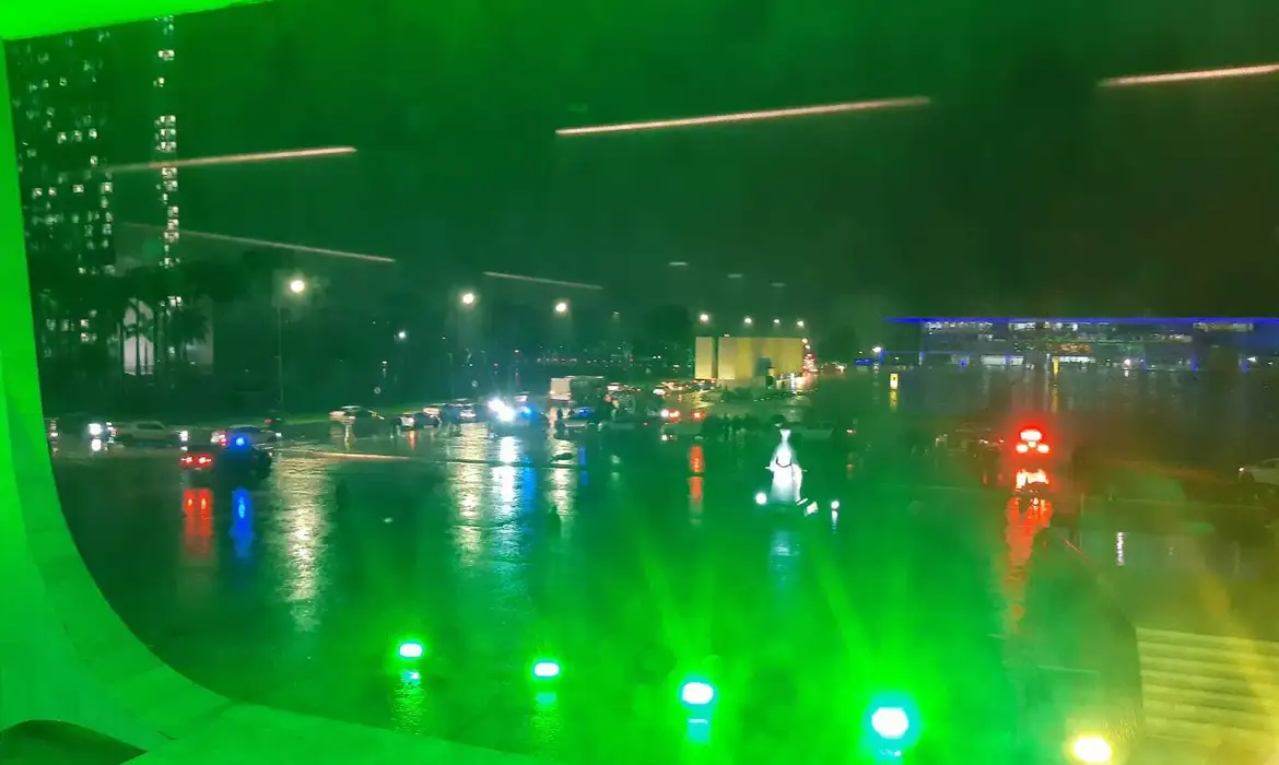 Praça dos Três Poderes após duas explosões