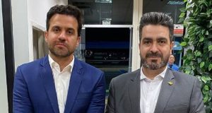 Pablo Marçal e o presidente nacional do PRTB, Leonardo Avalanche, posando lado a lado com sorrisos tímidos