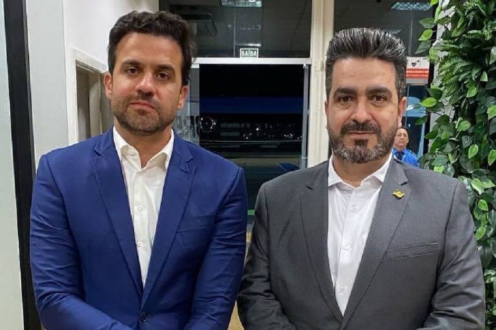 Pablo Marçal e o presidente nacional do PRTB, Leonardo Avalanche, posando lado a lado com sorrisos tímidos
