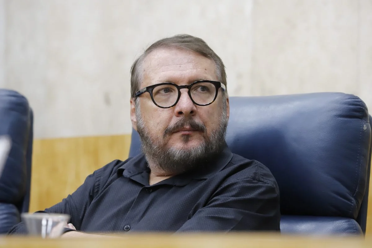 vereador Toninho Vespoli (PSOL) olhando para o lado, de roupa escura, sério, de óculos