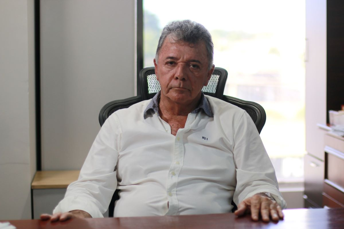advogado Renato Gomes Nery com roupa social clara, sério, olhando para a câmera