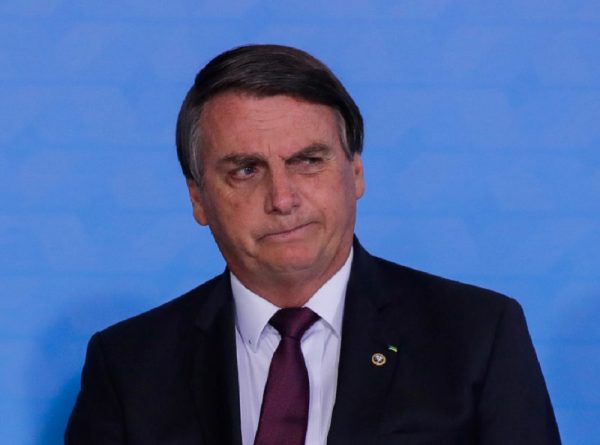 ex-presidente Jair Bolsonaro com expressão de desânimo, fazendo careta