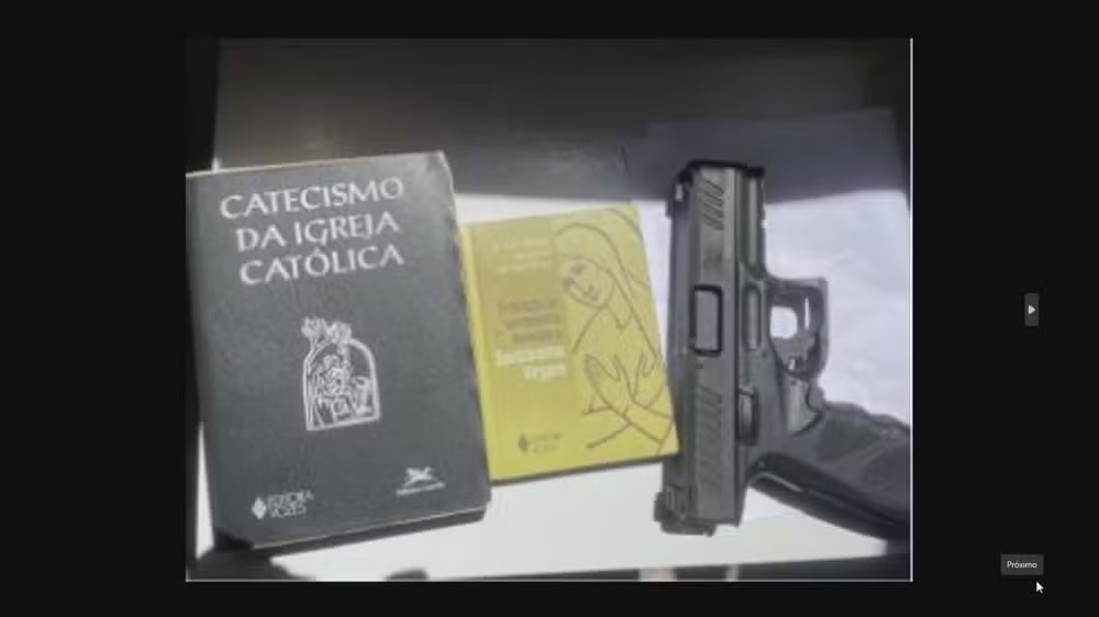 Foto de arma de fogo e livros religiosos