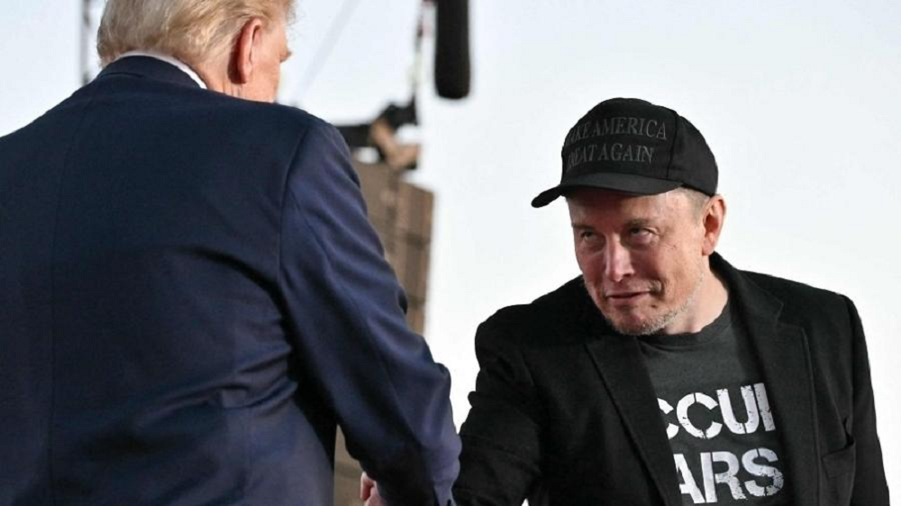 Donald Trump e Elon Musk em aperto de mãos, o primeiro de costas