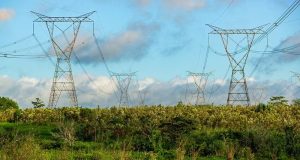 Torres de transmissão da Itaipu em dia de céu azul com nuvens