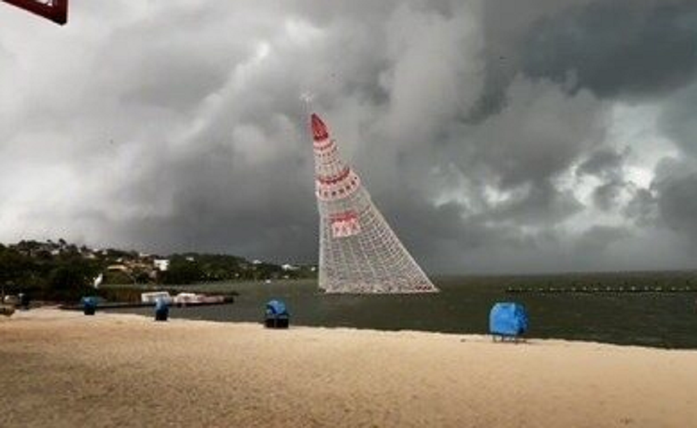 árvore de Natal flutuante caindo na Lagoa de Araçatiba