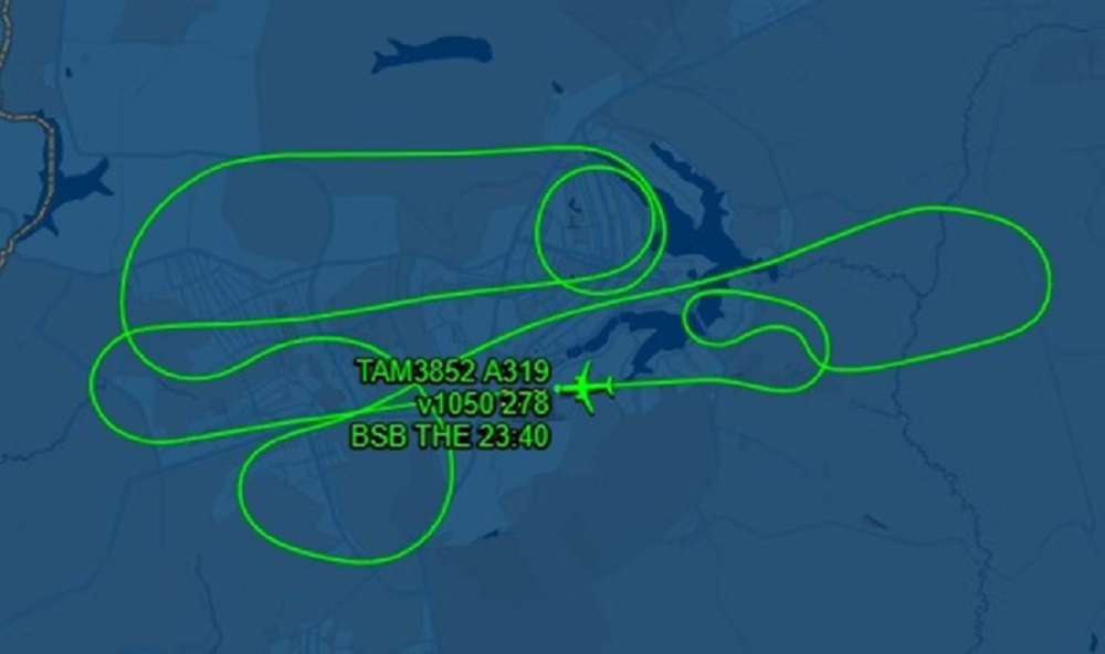 Avião passou a sobrevoar o Distrito Federal em círculos, imagem com fundo azul e escritas e linhas em verde