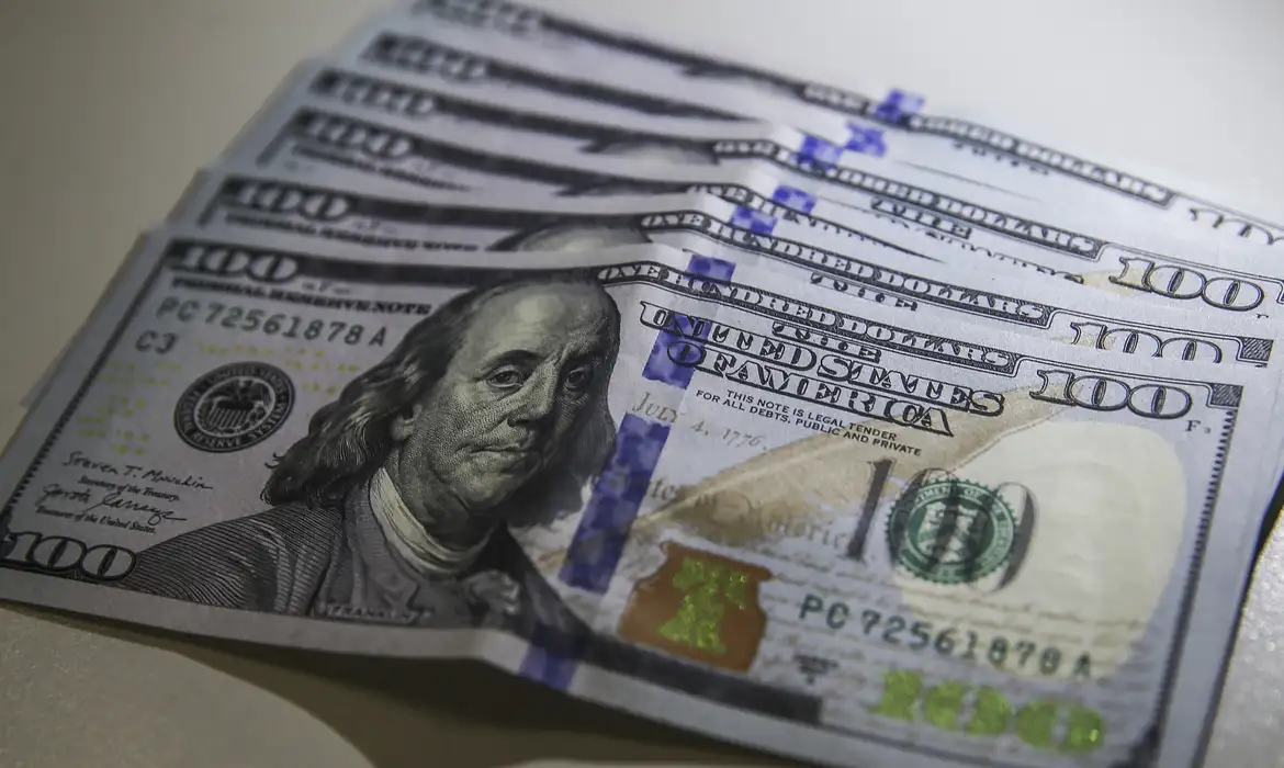 Notas de 100 dólares enfileiradas