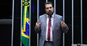 Deputado federal Guilherme Boulos (PSol-SP) falando e gesticulando, em pé, no plenário