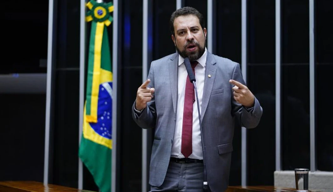 Deputado federal Guilherme Boulos (PSol-SP) falando e gesticulando, em pé, no plenário