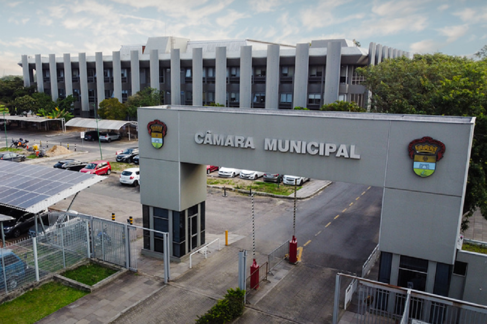 Câmara de Porto Alegre vista de cima em dia parcialmente nublado