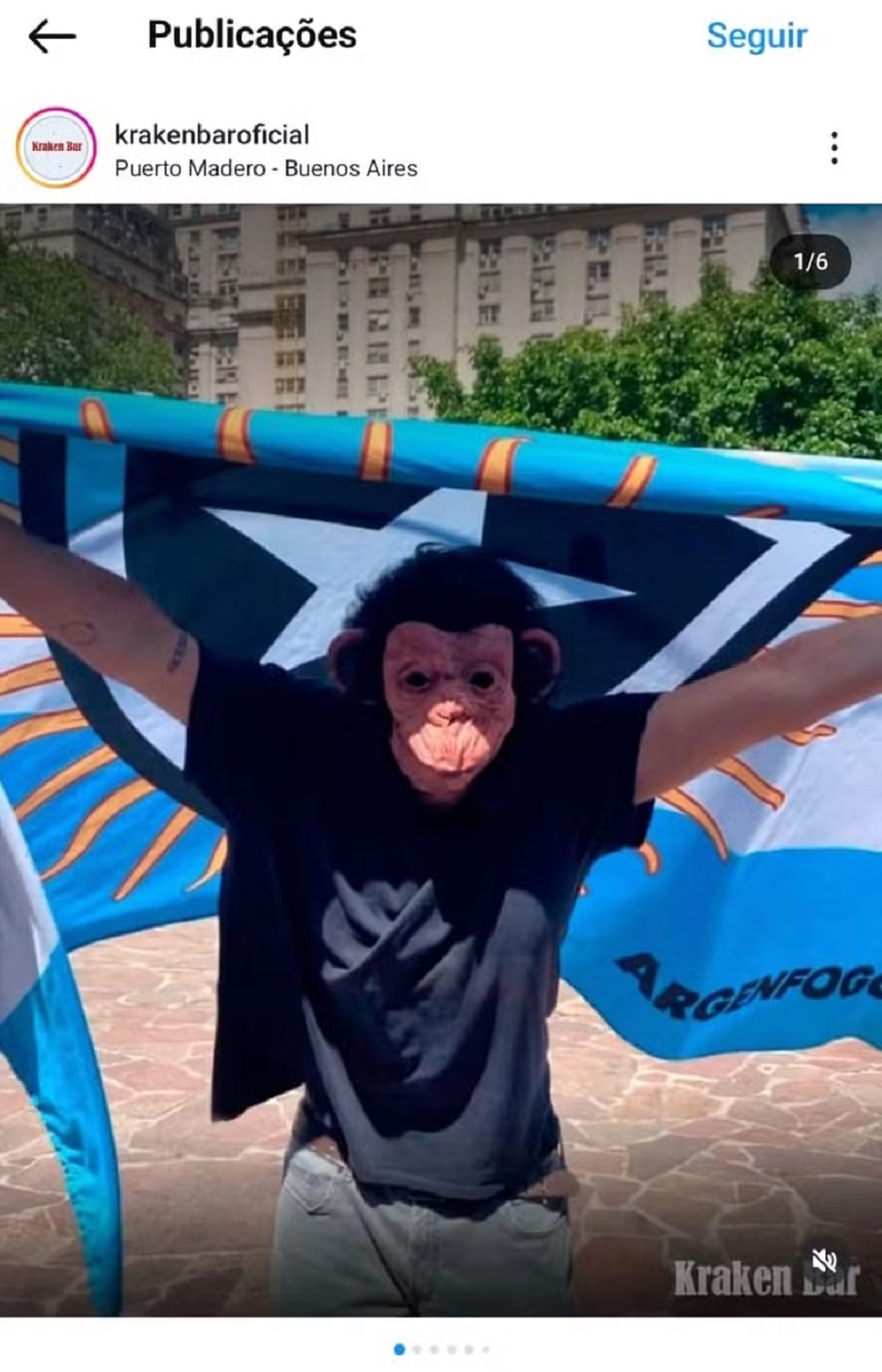 Publicação feita pelo Kraken Bar, com homem com máscara de macaco segurando bandeira do Argenfogo